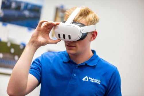 Junger Mann mit Virtual Reality Brille