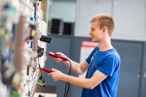 Junger Mann mit Elektroden in der Hand