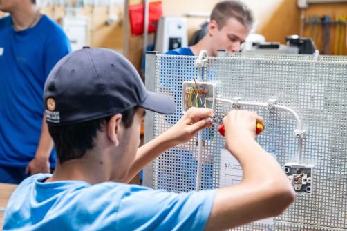Junger Mann von hinten an Infotafel
