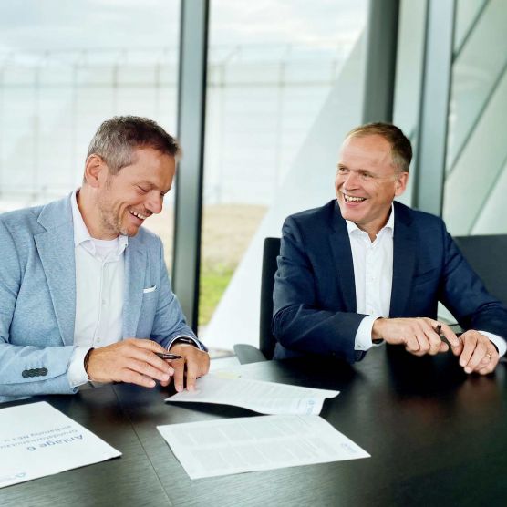 Stefan Schorz und Michael Homann bei Vertragsunterzeichnung