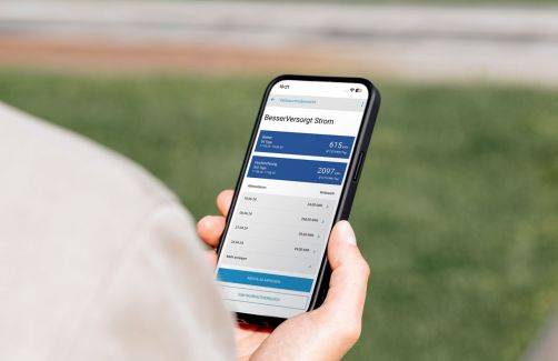 Mann mit Handy in der Hand, Stadtwerke App auf Display
