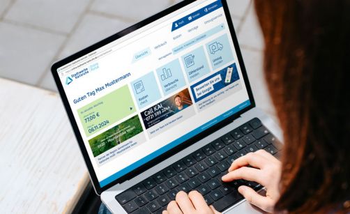 Blick auf Laptop mit Ansicht des Online-Portals der Stadtwerke Karlsruhe