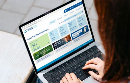 Blick auf Laptop mit Ansicht des Online-Portals der Stadtwerke Karlsruhe