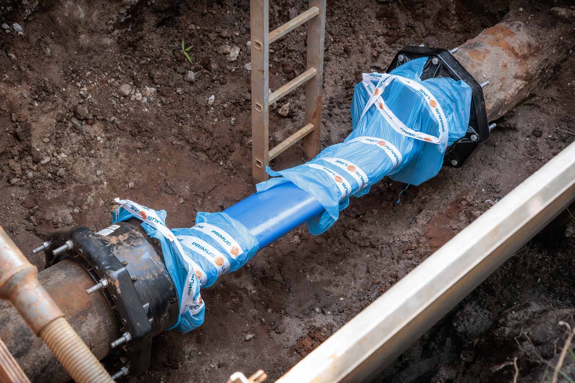 Hier sieht man den blauen Schlauchliner zwischen zwei Rohrstücken. Ein Abzweig wird hier noch eingerichtet.