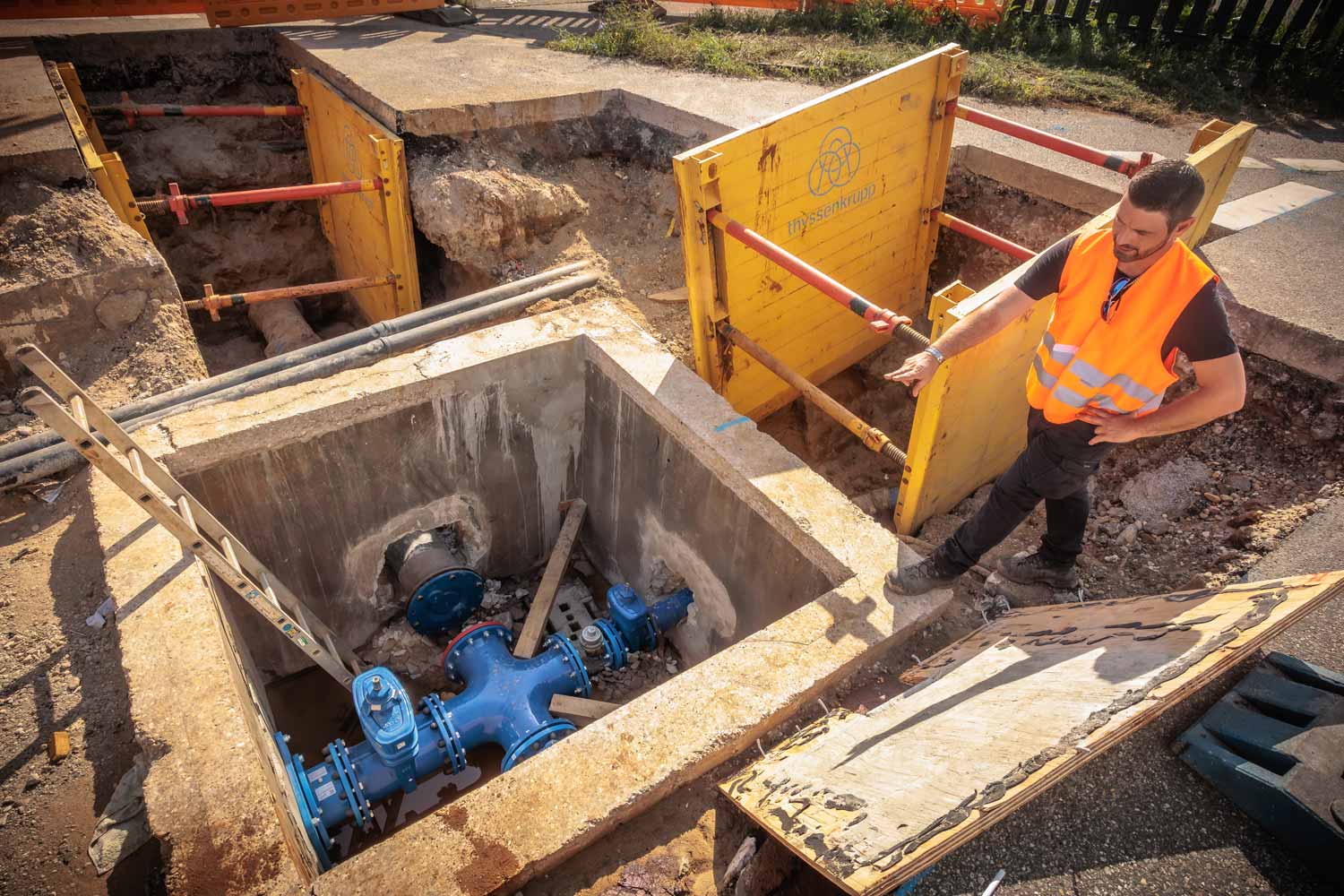 Projektleiter Markus Hasselbach überzeugt sich vor Ort, dass die Baustelle gute Fortschritte macht.