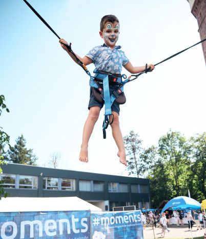 Kleiner Junge beim Jumpimg