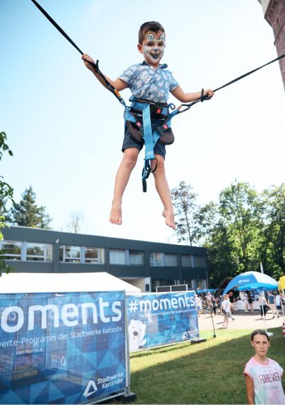 Kleiner Junge beim Jumpimg