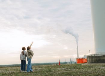 Bild zwei junge Mädchen Blick auf Energiewerk