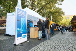 Infoveranstaltung mit Stand zum Thema Fernwärme