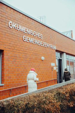 Das Ökumenische Zentrum direkt am Julius-Leber-Platz bietet auch viel Raum für Vereinsleben, Feiern und andere soziale Aktivitäten.