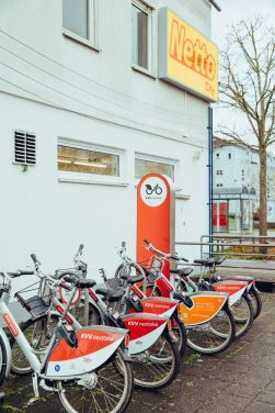 Am Julius-Leber-Platz gibt es zwei Supermärkte, eine Bank und kleine Geschäfte. Hier  finden auch der Wochenmarkt und der Weihnachtsmarkt statt.