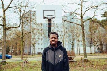 Mehrere Fußball- und Basketballplätze sind über das Quartier verteilt.