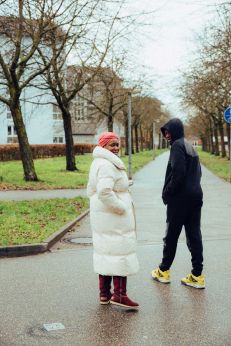 »Fast eine Promenade«, sagt Grâce. Im Sommer läuft sie auf den zahlreichen Fuß-/Radwegen in und um Oberreut und hält sich fit.