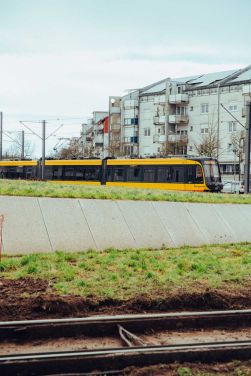 Am Badenia-Platz endet die Linie 4 mit einer Wendeschleife. Hier gibt es einen neuen Supermarkt und mehrere kleine Geschäfte.