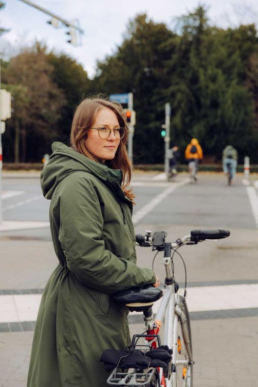 »Ich fühle mich in Karlsruhe sehr ›mobil‹. Besonders mit dem Rad kommt man hier schnell ans Ziel, auch, weil hier fast alles flach ist, es sehr viele und schöne Radwege gibt und die Stadt eine angenehme Größe hat.«  Selina (Innenstadt)