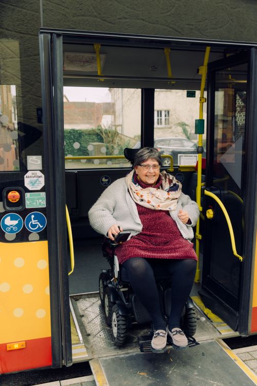 »Als lebenslustige E-Rolli-Fahrerin genieße ich meine Freizeit unterwegs mit Straßenbahn, Bahn oder Auto. Mein Motto lautet: Mensch sein, Mensch bleiben, und dies positiv leben und weitergeben.«  Karin (Grötzingen)