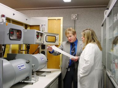 Zwei Mitarbeiter bei Analyse der Wasserqualität 