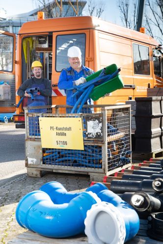 Zwei Mitarbeiter beim Recycling und Abfallmanagement