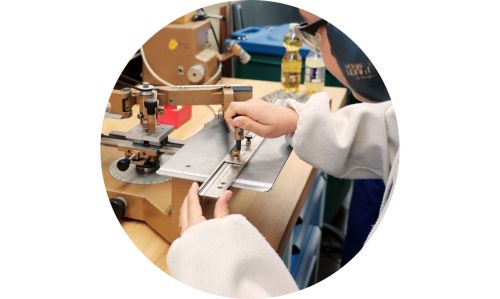 Nahe Ansicht eines Jungen Menschen bei der Arbeit an Maschine in Werkstatt