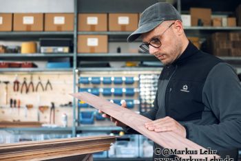 Johannes Summerfield von Feinformart mit Holz in der Hand