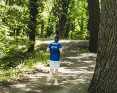 Kühl und schattig - besonders im Karlsruher Sommer erfreut sich Konstantin Maier an den großen alten Bäumen.