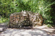 Direkt am Waldeingang steht der kleine Trinkwasserbrunnen »Grotte«, den manche für eine Quelle halten. Dort sprudelt aber normales Karlsruher Leitungswasser – gut zu wissen nach einer Laufrunde.