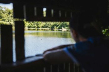 Gucken erlaubt, betreten verboten: Der Erlachsee gehört zum gleichnamigen Naturschutzgebiet. Wer hier Vögel sehen möchte, kann das in zwei Beobachtungshütten tun.