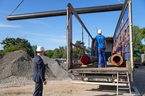 Stadtwerke Karlsruhe Mitarbeiter bei Verladung von Fernwärmerohren für Ukraine