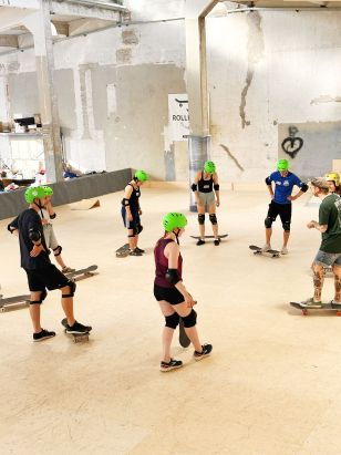 Skater*innen in der neuen Halle in Karlsruhe Oststadt