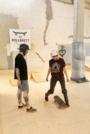 Zwei Skater in neuer Halle Karlsruhe Oststadt
