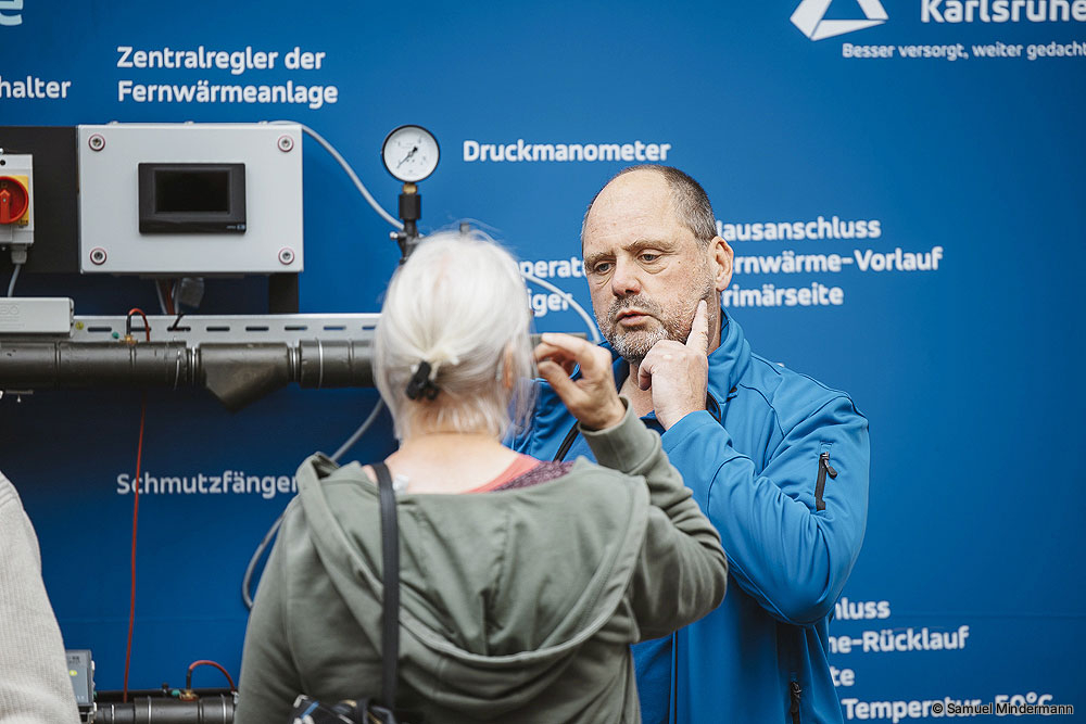 Kundin spricht mit Experten der Stadtwerke Karlsruhe über Baustellenthematik
