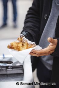 Gesprächsaktion vor Ort der Stadtwerke Verteilung Croissants