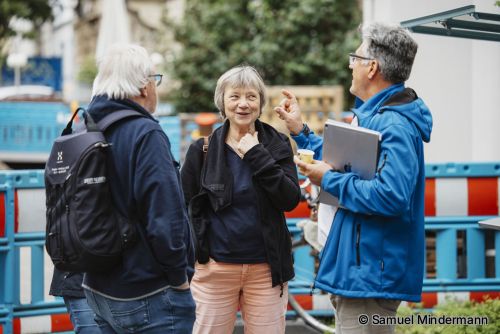 Experte der Stadtwerke Karlsruhe im Gespräch mit Interessenten. vor Ort