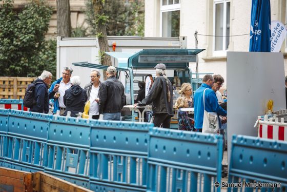 Nachbarschaft nahe Baustelle in Karlsruhe im Gespräch mit Experten der Stadtwerke