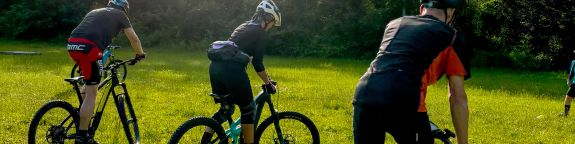 Mountainbiker auf einer Wiese