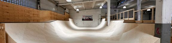 Gesamte Halfpipe in der Übersicht in der Skatehalle in Karlsruhe
