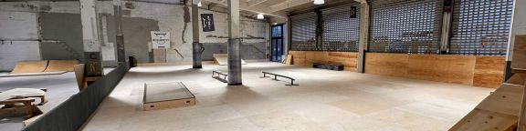 Flacher Bereich mit Hindernissen in der Skatehalle in Karsruhe