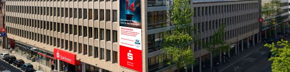 Fassade einer Filiale der Sparkasse Karlsruhe