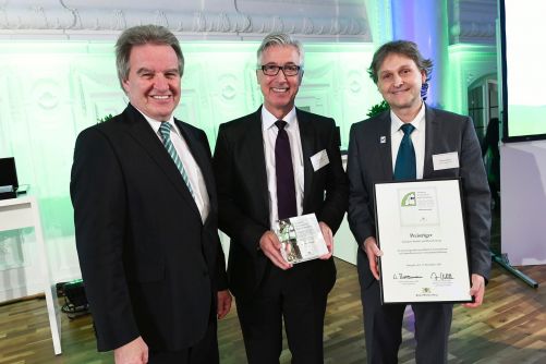 Umweltminister Franz Untersteller überreicht den Preis an Dr. Karl Roth und Markus Schleyer gestern Abend in Stuttgart.