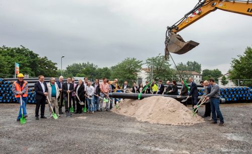 Projektbeteiligte greifen symbolisch zum Spaten