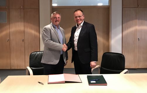 Der Bürgermeister von Steinmauern, Siegfried Schaaf (links) und Geschäftsführer Michael Homann unterzeichnen den Wasserlieferungsvertrag. Er sieht auch vor, dass eine neue Versorgungsleitung vom Wasserwerk nach Steinmauern gebaut wird.