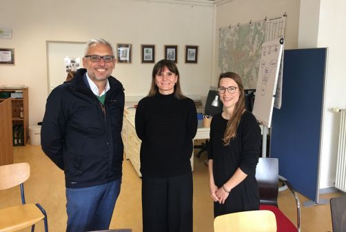 Prof. Dr. Matthias Maier mit Maria Contra und Eva Wendeberg vom Verein a tip:tap