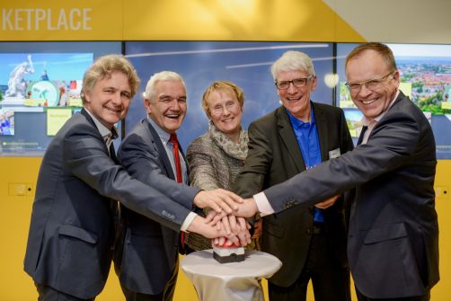 Volles Haus und viele neugierige Gesichter: Die Eröffnung des Schaufensters Karlsruhe lockte am 25. November viele Gäste, die gespannt waren auf diese innovative Kooperation der Stadtwerke und der Tourismus GmbH. Das offizielle Startsignal gaben (v.l.n.r) Oberbürgermeister Dr. Frank Mentrup, Ministerialrat Fred Stradinger, Erste Bürgermeisterin Gabriele Luczak-Schwarz, Touristik-Geschäftsführer Klaus Hoffmann und Stadtwerke-Geschäftsführer Michael Homann.