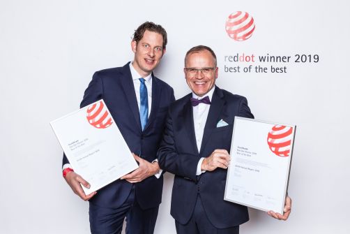 Stolze Preisträger: Michael Homann, Geschäftsführer der Stadtwerke Karlsruhe und Alexander v. Wedel von der Webeagentur Raumkontakt wurden in Berlin mit dem „Best oft the Best Red Dot Design Award“ für den aktuellen Geschäftsbericht der KVVH, Karlsruher Versorgung-, Verkehrs- und Hafen GmbH geehrt. Der international beachtete Preis hatte in diesem Jahr über 8600 Einsendungen aus 54 Ländern.