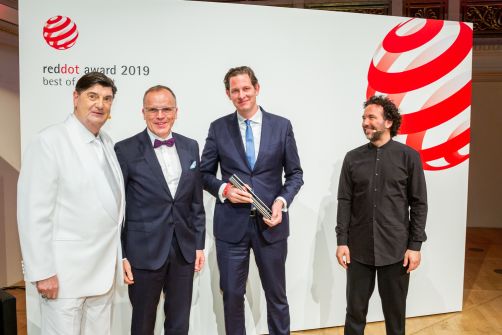 Prof. Dr. Peter Zec (links), Initiator und CEO des Red Dot Awards, kürte die Sieger gemeinsam mit den Prof. Laurent Lacour (rechts). Michael Homann (Stadtwerke Karlsruhe) und Alexander v. Wedel (Raumkontakt) nahmen die begehrte Auszeichnung entgegen.