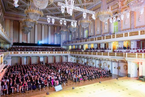 Vor rund 1.400 Gästen nahmen die Sieger der 72 Arbeiten und Brands, die den Red Dot: Best of the Best erhielten, ihre Trophäen auf der Bühne des Berliner Konzerthauses entgegen. An nur 0,8 Prozent aller Einreichungen ging diese Auszeichnung, die die sehr hohe Gestaltungsqualität und kreative Leistung der Designer und Unternehmen würdigt.