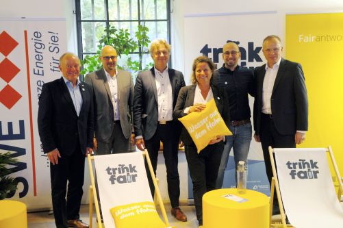 Von links: Eberhard Oehler (GF Stadtwerke Ettlingen), Johannes Arnold (OB Ettlingen), Dr. Frank Mentrup (OB Karlsruhe), Alice Knorz (Vorstand Fairantwortung), Rui Duarte (Vorstand Fairantwortung) und Michael Homann (GF Stadtwerke Karlsruhe).