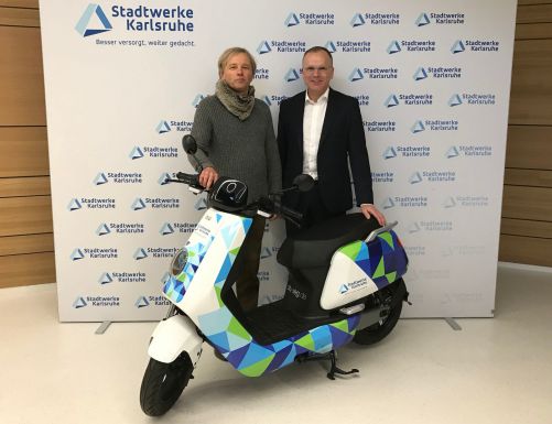 Hartmut Häfner hatte Glück: Er wurde als Gewinner aus 20.000 Teilnehmern gezogen. Geschäftsführer Michael Homann übergab den Preis.