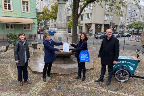 (von links) Maria Kondra, Vertreterin tip: tap e.V.; Bettina Lisbach, Umweltbürgermeisterin von Karlsruhe und Schirmherrin des Wasser-Quartiers Ost; Rita Schwarzelühr-Sutter, Parlamentarischen Staatssekretärin des Bundesministeriums für Umwelt, Naturschutz und nukleare Sicherheit (BMU); Dr. Olaf Heil, Technischer Geschäftsführer Stadtwerke Karlsruhe