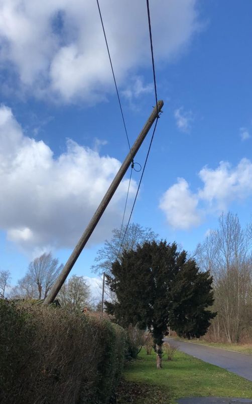Ein durch den Sturm abgeknickter Mast im Kurzheckweg